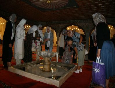 SELIMIYE CAMII - (özel Haber) Selimiye Camii`nde `şifalı Su` İzdihamı