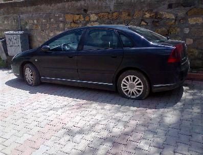 Park Halindeki Otomobillerin Lastiklerini Kestiler