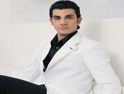 Popstar Bayhan kaldırıma çıktı