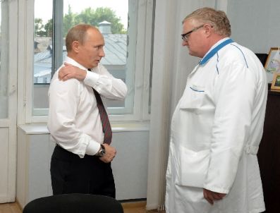 Putin Sağ Omzunu İncitti, Kameraların Önünde Muayene Oldu