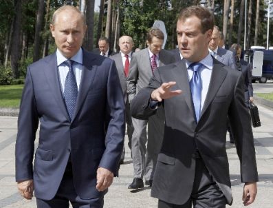 Putin ve Medvedev’in Reytingleri Seçim Öncesi Düştü
