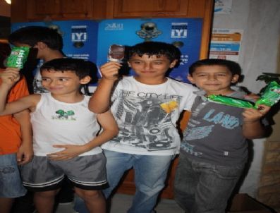 Teravih Namazı Kılanlara Dondurma İkram Ediliyor