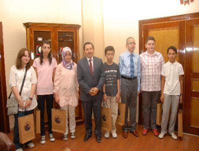 Vali Balkanlıoğlu, Başarılı Öğrencilerini Plaketle Ödüllendirdi