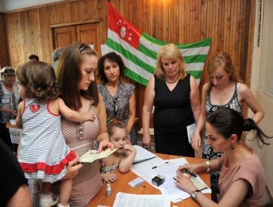 Abhazya Yeni Liderini Seçmek İçin Sandığa Gitti