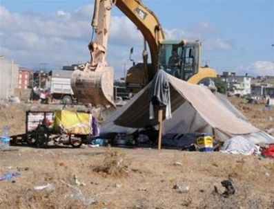 Bandırma`da Göçebe Çadırları Belediye Tarafından Yıkıldı