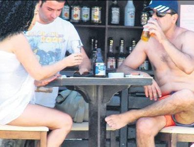 BENGI YıLDıZ - BDP'li Bengi Yıldız Bodrum tatilinde objektiflere yakalandı (foto)