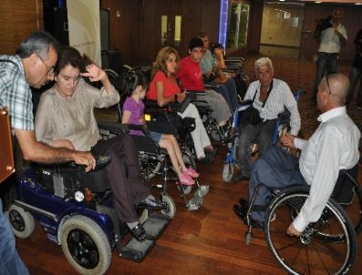 CAFER ESENDEMIR - Gurbetçilerden Adana’daki Engellilere Tekerlekli Sandalye Yardımı
