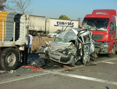 Hurdaya Dönen Araçtan 3 Kişi Sağ Çıktı