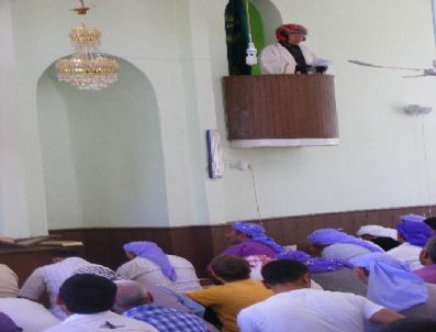 İmam Hutbeye Kask İle Çıktı