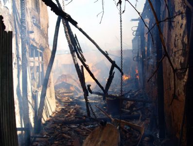 İnegöl`de 2 Ev İle 2 Samanlık Kül Oldu