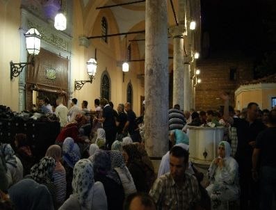 İzmirliler, Kadir Gecesi`nde Hisar Camii`ne Akın Etti