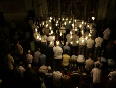 Kadir Gecesi`nde Bursalılar Camilere Sığmadı