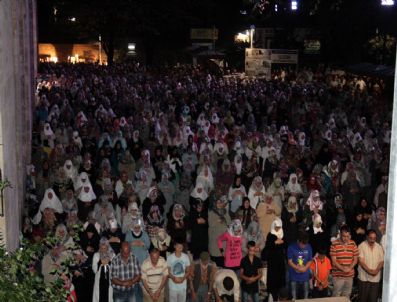 Kadir Gecesi`nin İhtişamı Camilere Sığmadı