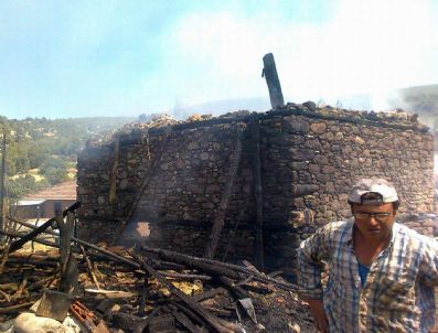 Kale İlçesinde 6 Ev Yanarak Kül Oldu