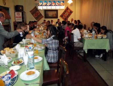 NEVZAT BOZKUŞ - Kars Belediye Başkanı Nevzat Bozkuş Eşi İle Birlikte Yurtta Kalan Çocuklar İle İftar Yemeğinde Bir Araya Geldi