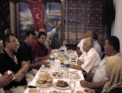 Kuşadası`nda Mhp ve Ülkü Ocakları`ndan İftar Yemeği