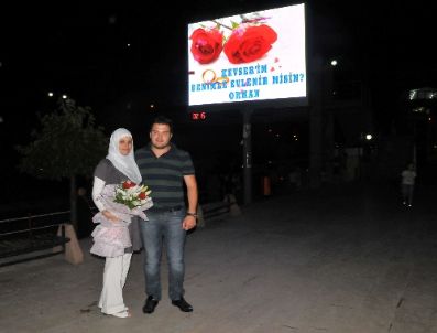 Led Ekranda İlanlı Evlilik Teklifi