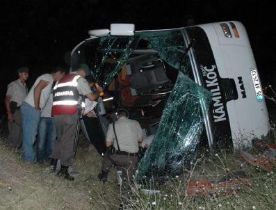 MEHMET YÜCE - Manisa Yolcu Otobüsü Devrildi: 12`si Ağır, 48 Yaralı