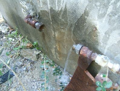 Mezarlıktaki Çeşmelerin Muslukları Çalındı