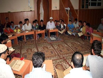 Midyatlılar Kadir Gecesi’ni İdrak İçin Camilere Akın Etti