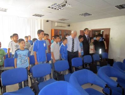 RECEP GÜVEN - Öğrencilere Bayramlık Elbiseleri Dağıtıldı