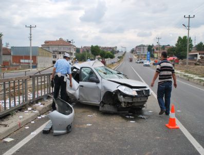 Otomobil Köprü Korkuluklarına Çarptı: 1 Yaralı