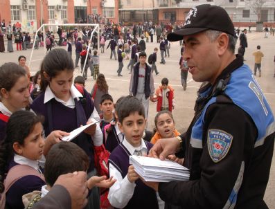 Polisten Broşürlü Uyarı