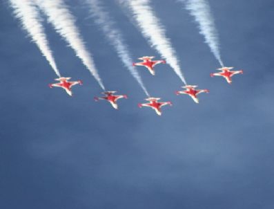 Türk Yıldızları`nın Gösterisi Nefesleri Kesti