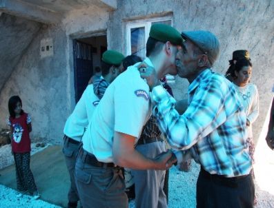 Vali Tapsız’dan Şehit Ailesine Taziye Ziyareti