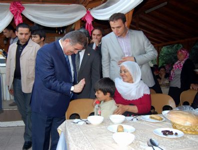 Bakan Şahin, Bin Yoksul Çocuğa Bayramlık Dağıttı