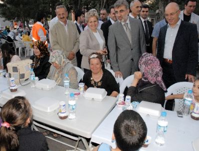 Bakan Taner Yıldız, İftarını Vatandaşlarla Birlikte Yaptı