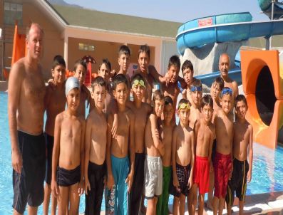 Depremzede Çocuklardan Yüzme Öğreniyor