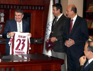 İçişleri Bakanı Şahin Elazığ Belediyesi`ni Ziyaret Etti