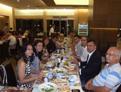 İstanbul’daki Aydınlılar İftar Yemeğinde Buluştu