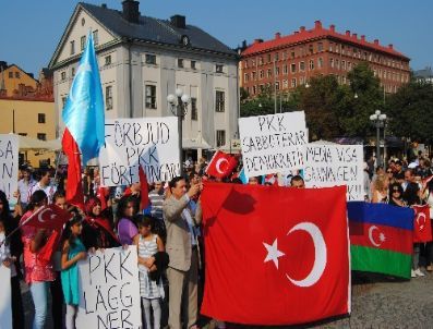 İsveç’teki Türkler, Teröre Hayır Mitingi Düzenledi