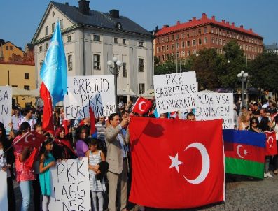 İsveç’teki Türkler, Teröre Hayır Mitingi Düzenledi