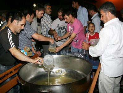 Kadir Gecesi 4 Bin Kişiye Bal Şerbeti Dağıtıldı