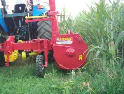 Kolunu Silaj Makinesine Kaptıran Çiftçi Ambulansla Hastaneye Kaldırıldı