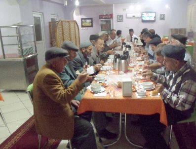 Olur Müftülüğü Kur`an Bülbülleri İle Yaşlıları İftarda Bir Araya Getirdi