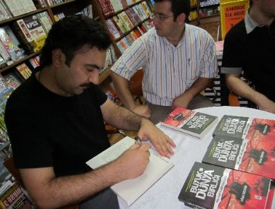 YASIN ÖZCAN - Yazar Düzgün, Nt Bandırma Şubesi`nde İmza Gününe Katıldı