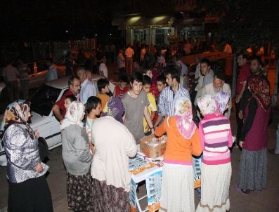 AHMET ERDEM - Zirve Erkek Öğrenci Yurdu, Kadir Gecesi`nde Vatandaşlara Dondurma İkram Etti