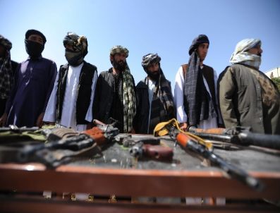 Afganistan’da 11 Taliban Üyesi Silah Bırakarak Teslim Oldu