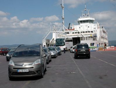 Arabalı Vapur İskelelerinde 1 Kilometrelik Kuyruk