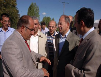 Bakan Akdağ, Küçük Buzağıya Biberonla Süt İçirdi