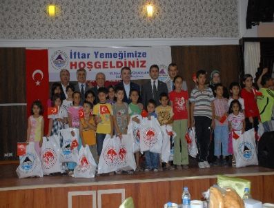 Bakan Şahin, Belediyenin İftarına Katılıp Bayramlık Dağıttı