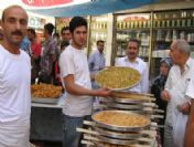 Bayram İkramının Vazgeçilmezi Tatlılar Yok Satıyor