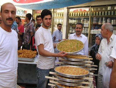 Bayram İkramının Vazgeçilmezi Tatlılar Yok Satıyor