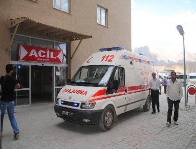Hakkari Çukurca`da Sınırı Geçmeye Çalışanlara Polis Müdahale Etti