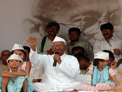 Hintli Aktivist Hazare, Açlık Grevine Son Verdi