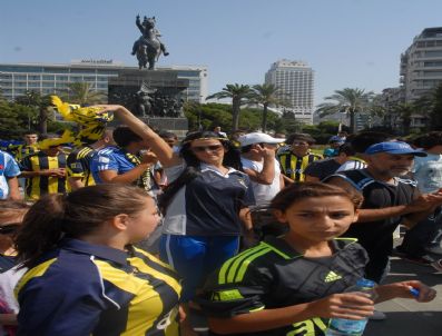 İzmir`de Fenerbahçe Taraftarından Protesto Yürüyüşü